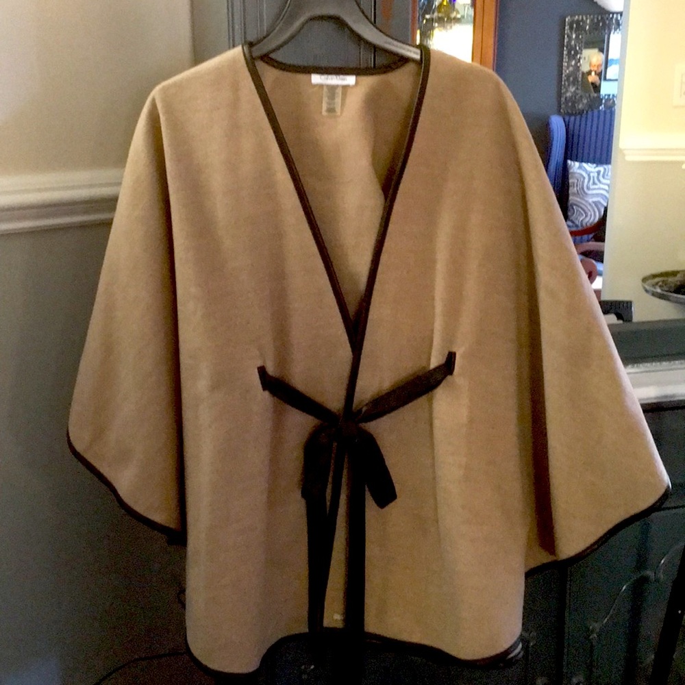 Calvin Klein caplet/wrap tan with black faux trim